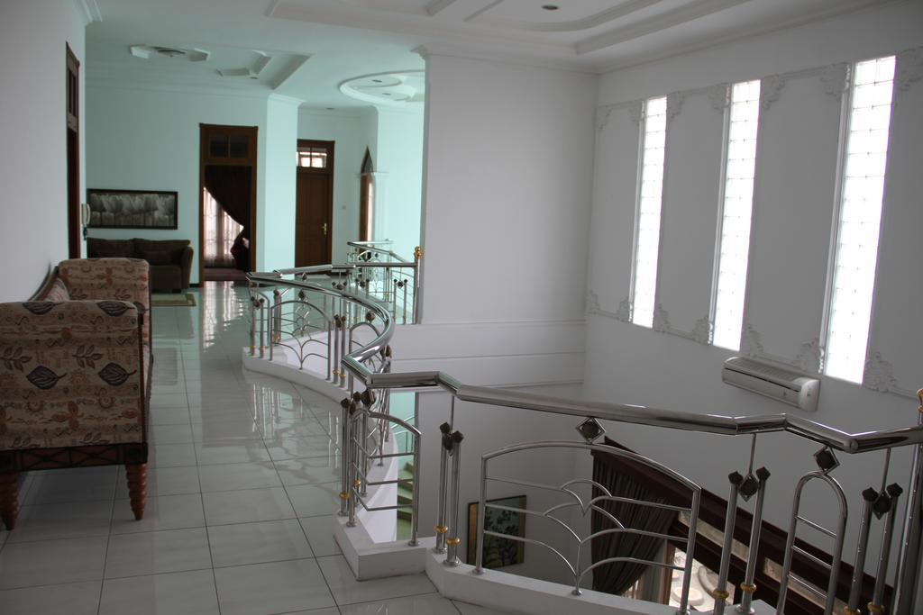 Alsalam Syariah Guesthouse Surakarta (Solo) Exterior foto