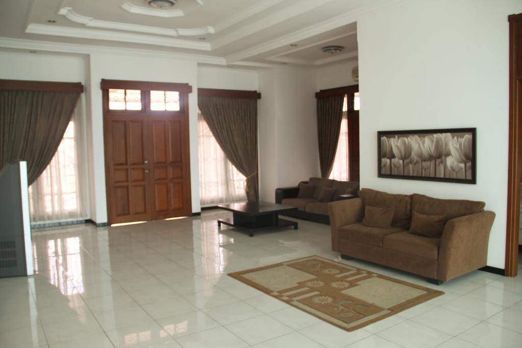 Alsalam Syariah Guesthouse Surakarta (Solo) Exterior foto